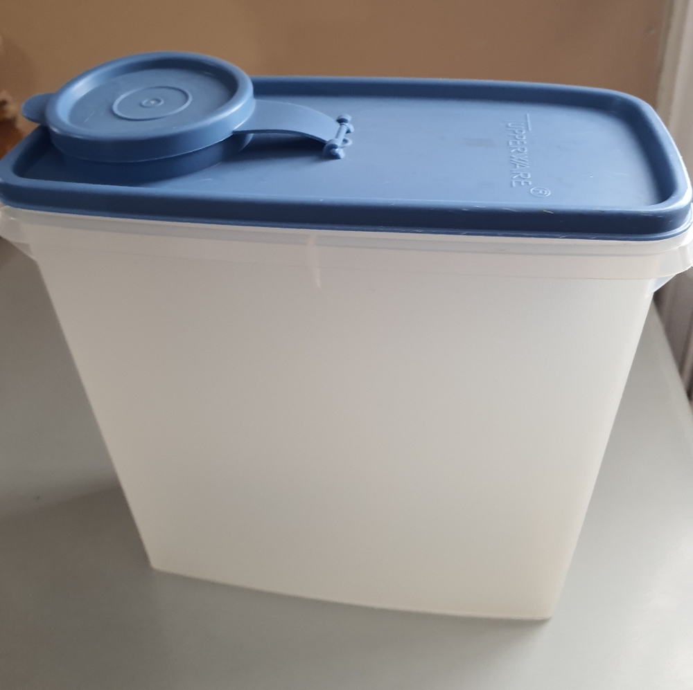 Tupperware Cereal container